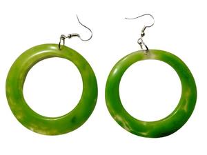 Bijoux en résine, article fait main, boucles d'oreilles créoles, design tendance et léger, ici - best-seller - Product Image 3