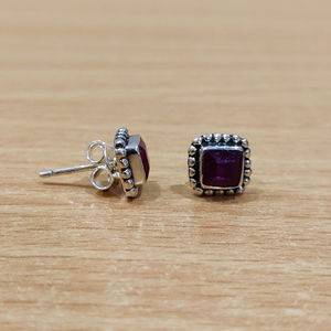 Pendientes de tuerca de 2.4 gramos con rubí y ágata, chapados en oro blanco, amarillo y oro rosa, con diamante y engaste geométrico tipo bisel. - Product Image 1