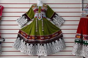 ชุดเดรสอัฟกันงานทำมือชุดเดรสยาวสไตล์วินเทจของ Kuchi Banjara - Product Image 4