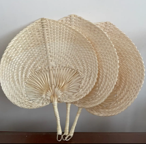 Éventails à main à cadeau unique: feuille de palmier naturelle, bambou et raphia pour les événements estivaux - Product Image 3