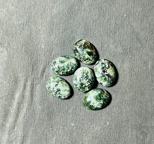พลอยสังเคราะห์สีเขียวธรรมชาติขนาด5มม.-15มม. ได้รับการรับรองจากบุคคลภายนอกสำหรับเครื่องประดับ - Product Image 2