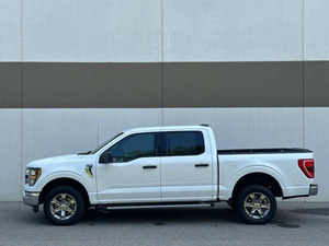 F-150 XLT 2023 d'occasion, conduite à gauche, faible kilométrage, transmission automatique, sièges en cuir, jamais accidenté et prêt à rouler - Product Image 3