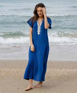 La robe maxi élégante présente notre décoration de passementerie signature Bleu français en tissu de gaze de coton double doux coupé blanc - Product Image 3