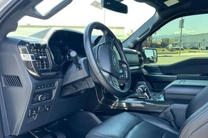 MÁS VENDIDO 2022 Ford F-150 XLT 4x4 SuperCrew Paquete Black Ops, Motor V8 de 5.0 Litros, Tracción en las Cuatro Ruedas - Product Image 2