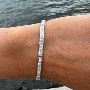 Bracelet tennis en or massif 14 carats avec diamants de laboratoire taille princesse 7 carats sertis en canal, qualité F-VS1, cadeau d'anniversaire de mariage - Product Image 2