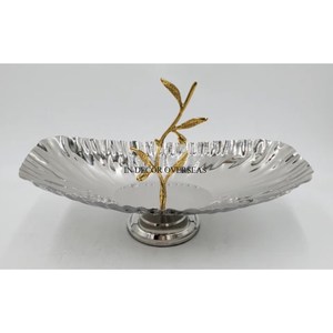Tazón decorativo y de servicio único pulido brillante de Color plateado hecho con metal de calidad superior con diseño de hojas chapadas en oro - Product Image 1