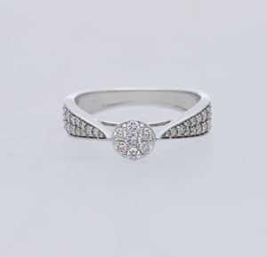 Elegante anillo de oro amarillo de 14 quilates con diamantes naturales de racimo redondo y detalles de pavé en el vástago cónico para un resplandor clásico - Product Image 4