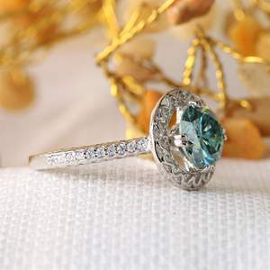 Anillo de Compromiso con Diamante Redondo de Corte Fantasía para Ella - Product Image 3