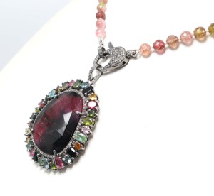 Pendentif en pierre taillée à facettes en tourmaline biologique naturelle Collier rond en tourmaline multiple Perles Collier en diamant pavé de serrure - Product Image 1
