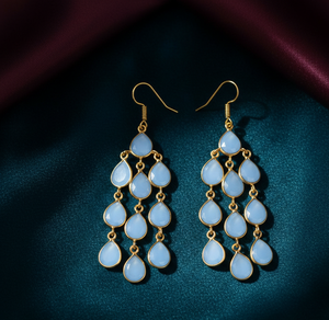 ต่างหูห้อยประดับพลอยบลูแคลเซโดนี เงินแท้ 925 ดีไซน์เนอร์ทำมือ ตัวเรือนแบบ Bezel เหมาะสำหรับงานปาร์ตี้ งานหมั้น ของขวัญ - Product Image 3