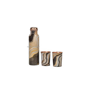 Botella de cobre de diseño elegante de alta calidad y juego de regalo de 2 vidrios perfecto para beneficios de salud ayurvédica en una amplia gama de estilos - Product Image 1