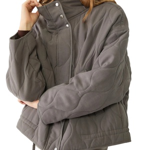 Veste matelassée pour femme de qualité supérieure gris moyen avec fermeture éclair, manches longues, ourlet réglable, col montant, veste d'hiver en toile à bulles, OEM - Product Image 1
