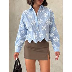 Pulls en gros pour femmes Topshow, design poncho moderne et élégant, couleur marron clair - Product Image 2