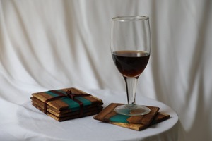 Sous-verres de luxe faits à la main en résine de bois de cèdre avec des tailles et des couleurs de formes personnalisées pour le thé, le café et les accessoires de table élégants - Product Image 2