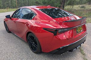 รถยนต์มือสองยอดนิยมสำหรับขาย ปี 2015 RC F 5.0 ลิตร V.8 ซีดาน สีแดง ล้อแม็ก 1 นิ้ว ไฟหน้า LED - Product Image 4