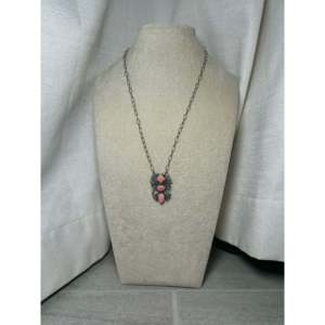 Collier artisanal Navajo en conque rose et argent sterling, objet culturel de collection - Product Image 3