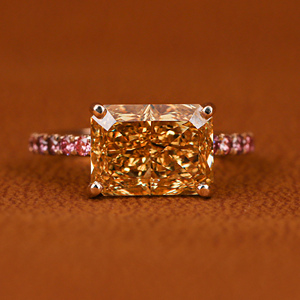 Anillo de Compromiso Clásico con Diamante Amarillo Radiante Cultivado en Laboratorio, Chapado en Oro de 14K, Anillo Moderno con Diamante Rosa de Corte Redondo y Engaste Pavé - Product Image 1