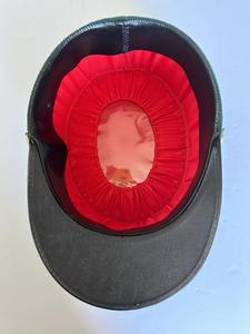 Chapeau français contemporain en gris ardoise avec un design minimaliste de la plus haute qualité rouge vert képi français - Product Image 5