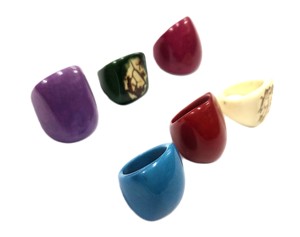 Anillo de Tagua Hecho a Mano con Incrustaciones, Joyería Artesanal Moderna y Ecológica con Marfil Vegetal Pulido en Colores Vibrantes - Product Image 1