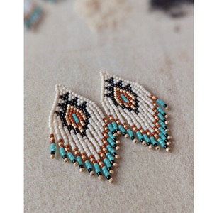 Pendientes pequeños con cuentas de semillas de cristal para uso diario - Product Image 3