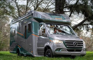 Autocaravana compacta blanca con detalles negros y diseño de puerta lateral - Product Image 5