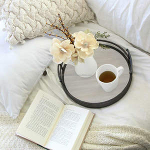 Plateau de service moderne en métal et marbre avec bordure enduite noire pour le service de restauration rapide d'hôtel et de restaurant - Product Image 2