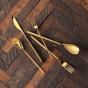 Service de couverts en métal poli à la main avec finition dorée et détails complexes pour une décoration et une salle à manger élégantes - Product Image 5