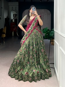 Lehenga de seda tussar con diseño dorado y estampado en foil, con blusa sin coser de seda tussa y dupatta de seda tussar. - Product Image 4