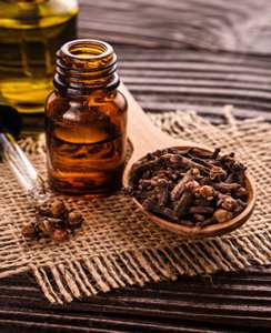 Aceite de Eugenia cariophylata de grado cosmético disponible en forma pura 100% natural destilado al vapor 25 kg y 180 kg - Product Image 1