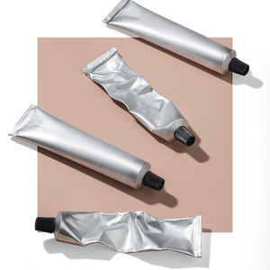 Loción para pies de alta calidad de 100ml con una textura ligera diseñada para mimar los pies secos y los talones agrietados - Product Image 1