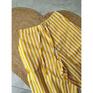 Ensemble coordonné rayé citron pour femme – Tenue décontractée quotidienne, coupe décontractée, en coton tissé, 2 pièces : haut long et short - Product Image 1