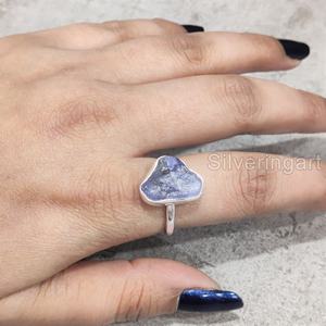 Bague pour femme en argent sterling 925 martelé, avec pierre brute naturelle ajustable en Tanzanite, pierre de naissance de décembre - Product Image 4