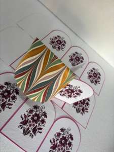 Cartes de mariage en papier façonnées, invitations florales simples sur mesure pour événements de luxe, sérigraphie écologique de qualité supérieure. - Product Image 5