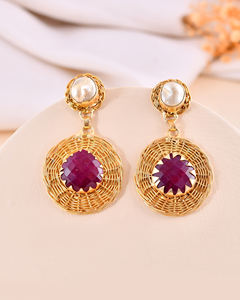 Pendientes hechos a mano de latón de rubí y Perla, pendientes minimalistas chapados en oro, producto a granel al mejor precio - Product Image 2