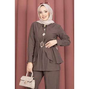 Ensemble deux pièces marron café avec broche dorée, pantalon en tissu crêpe à la taille - Product Image 2