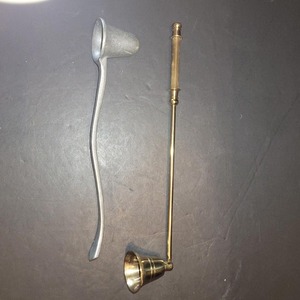 Éteignoir de bougie en métal minimaliste Outil d'extinction de bougie artisanal Long manche pour l'ambiance de la maison et du spa - Product Image 1
