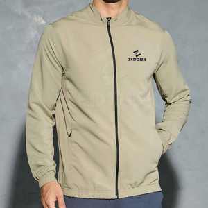 Veste en polyester pour hommes coupe ajustée avec col haut et design épuré pour des vestes d'hiver à l'aspect contemporain - Product Image 1