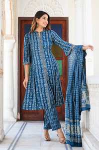 Ensemble Kurta Anarkali en rayonne à imprimé floral bleu pour femmes avec col mandarin et manches évasées, accompagné d'un pantalon et d'un dupatta assortis - Product Image 4