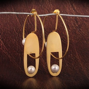 Modernos Aros de Latón Chapados en Oro de 18k con Adornos de Perlas de Agua Dulce, Joyería Minimalista Hecha a Mano, Regalo para Mujer - Product Image 1