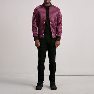 Chaqueta Bomber Satinada Magenta para Hombre, Ribete Acanalado con Rayas Oscuras, Cierre de Botones a Presión, Acabado Brillante Ligero, Estilo Urbano Elegante - Product Image 3