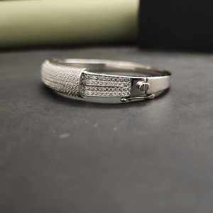 Elegante Brazalete Rígido para Mujer en Oro Sólido de 18 Quilates con Diamante Cultivado en Laboratorio de 5 Quilates, Diseño Exclusivo y Moderno para Cada Ocasión - Product Image 4