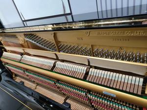 Piano droit Yamaha YUX Premium noir, fabriqué au Japon, d'occasion, style mécanique - Product Image 6