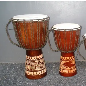 Les Djembe en bois sont produits à Bali par nos artisans, disponibles en différentes tailles, les logos ou les designs personnalisés sont acceptées