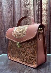 Bolso de Mano de Cuero Genuino Hecho a Mano para Mujer con Patrones Florales Tallados a Mano y Acabado Artesanal de Lujo - Product Image 2