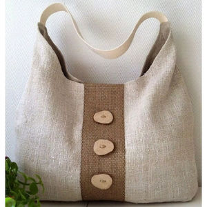 Sac fourre-tout en lin et jute à trois boutons avec panneau central en jute et détail de boutons décoratifs en beige, conçu pour un transport quotidien simple - Product Image 1