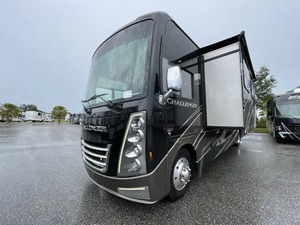 Used 2023 T h o r Challen ger 35 MQ Class A gas motor home - Product Image 4