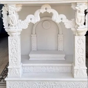 Mandir en marbre personnalisable avec des sculptures de paon détaillées et un design poli lisse - Product Image 1