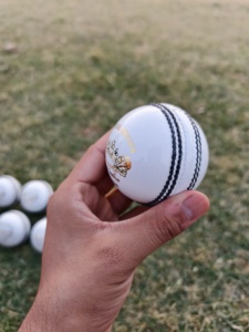 Pelotas de cricket blancas al por mayor profesionales Pelota de cuero de 4 piezas con logotipo OEM - Product Image 6