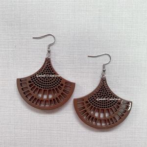 Pendientes de Aro Huggie de Resina Marrón Colorida, Ecológicos, Ligeros, Modernos y Hechos a Mano para Uso Diario y Fiestas - Product Image 1