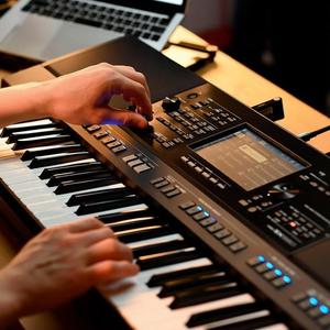 Pianoforte Digitale FP-60X a 88 Tasti - Bundle Portatile Bianco con Altoparlante Integrato, Supporto Regolabile, Panchetta e Pedale di Sustain Deluxe - Product Image 2